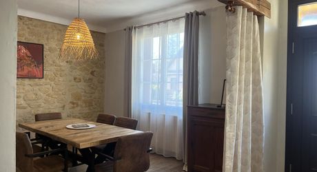 Belle maison lumineuse rénovée en plein coeur de Montignac-Lascaux avec jardin et jolies terrasses.