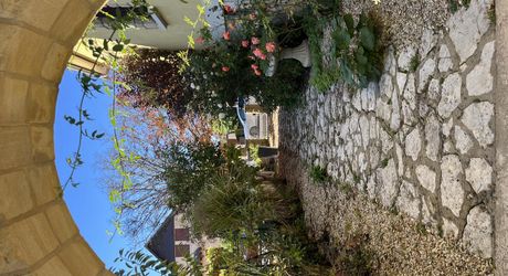 Belle maison lumineuse rénovée en plein coeur de Montignac-Lascaux avec jardin et jolies terrasses.