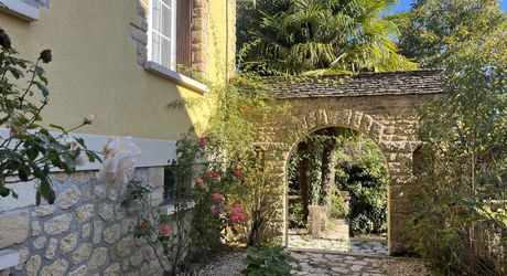 Belle maison lumineuse rénovée en plein coeur de Montignac-Lascaux avec jardin et jolies terrasses.