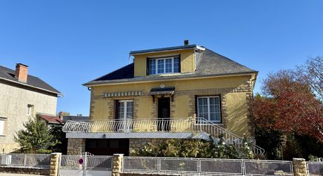 Belle maison lumineuse rénovée en plein coeur de Montignac-Lascaux avec jardin et jolies terrasses.