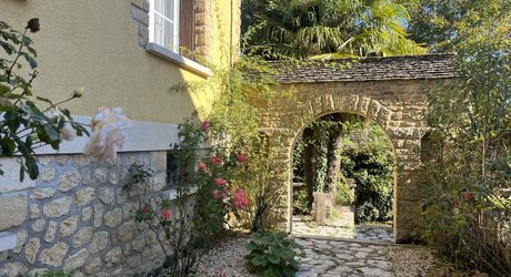 Belle maison lumineuse rénovée en plein coeur de Montignac-Lascaux avec jardin et jolies terrasses.