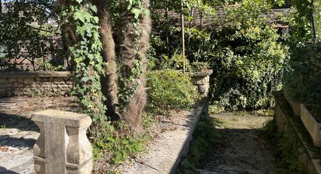 Belle maison lumineuse rénovée en plein coeur de Montignac-Lascaux avec jardin et jolies terrasses.