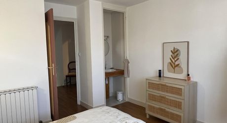 Belle maison lumineuse rénovée en plein coeur de Montignac-Lascaux avec jardin et jolies terrasses.