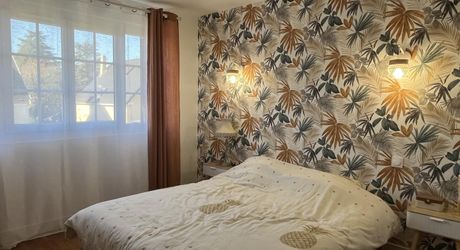 Belle maison lumineuse rénovée en plein coeur de Montignac-Lascaux avec jardin et jolies terrasses.