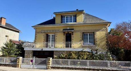 Belle maison lumineuse rénovée en plein coeur de Montignac-Lascaux avec jardin et jolies terrasses.