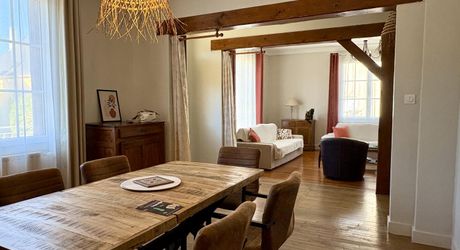 Belle maison lumineuse rénovée en plein coeur de Montignac-Lascaux avec jardin et jolies terrasses.