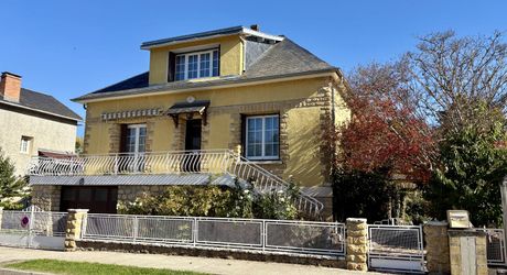 Belle maison lumineuse rénovée en plein coeur de Montignac-Lascaux avec jardin et jolies terrasses.