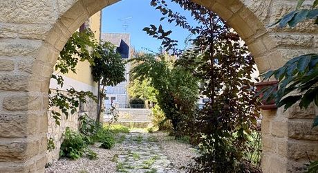 Belle maison lumineuse rénovée en plein coeur de Montignac-Lascaux avec jardin et jolies terrasses.
