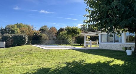 En Périgord Noir, proche de THENON et à 15 minutes environ de Montignac, belle maison contemporaine avec terrain et piscine.