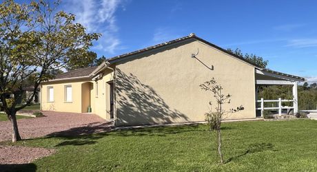 En Périgord Noir, proche de THENON et à 15 minutes environ de Montignac, belle maison contemporaine avec terrain et piscine.
