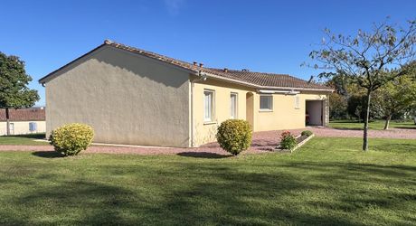 En Périgord Noir, proche de THENON et à 15 minutes environ de Montignac, belle maison contemporaine avec terrain et piscine.