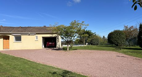 En Périgord Noir, proche de THENON et à 15 minutes environ de Montignac, belle maison contemporaine avec terrain et piscine.