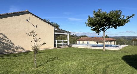 En Périgord Noir, proche de THENON et à 15 minutes environ de Montignac, belle maison contemporaine avec terrain et piscine.