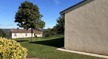 En Périgord Noir, proche de THENON et à 15 minutes environ de Montignac, belle maison contemporaine avec terrain et piscine.