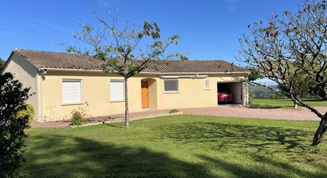 En Périgord Noir, proche de THENON et à 15 minutes environ de Montignac, belle maison contemporaine avec terrain et piscine.