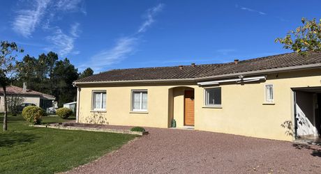 En Périgord Noir, proche de THENON et à 15 minutes environ de Montignac, belle maison contemporaine avec terrain et piscine.