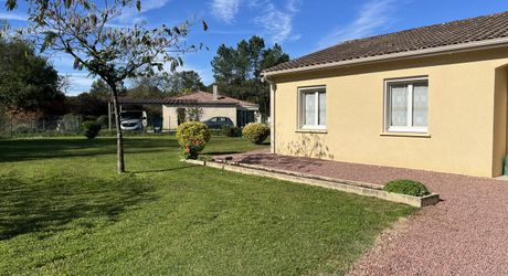 En Périgord Noir, proche de THENON et à 15 minutes environ de Montignac, belle maison contemporaine avec terrain et piscine.