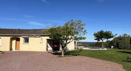 En Périgord Noir, proche de THENON et à 15 minutes environ de Montignac, belle maison contemporaine avec terrain et piscine.