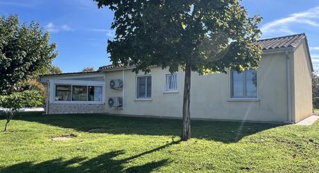 En Périgord Noir, proche de THENON et à 15 minutes environ de Montignac, belle maison contemporaine avec terrain et piscine.