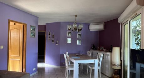 En Périgord Noir, proche de THENON et à 15 minutes environ de Montignac, belle maison contemporaine avec terrain et piscine.