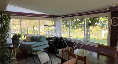 En Périgord Noir, proche de THENON et à 15 minutes environ de Montignac, belle maison contemporaine avec terrain et piscine.