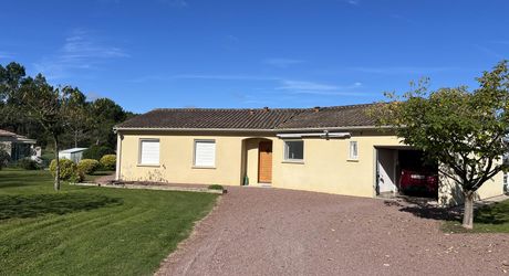 En Périgord Noir, proche de THENON et à 15 minutes environ de Montignac, belle maison contemporaine avec terrain et piscine.