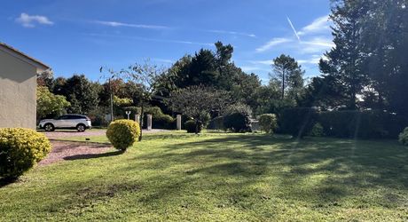 En Périgord Noir, proche de THENON et à 15 minutes environ de Montignac, belle maison contemporaine avec terrain et piscine.
