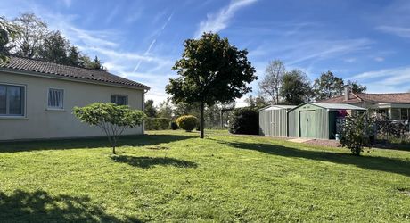 En Périgord Noir, proche de THENON et à 15 minutes environ de Montignac, belle maison contemporaine avec terrain et piscine.