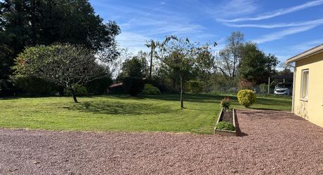 En Périgord Noir, proche de THENON et à 15 minutes environ de Montignac, belle maison contemporaine avec terrain et piscine.