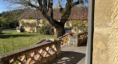 Proche de la rivière Dordogne, entre Sarlat et Souillac, bel ensemble sur deux hectares avec maison principale et grande grange.