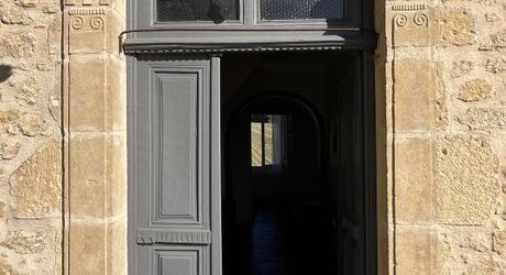 Proche de la rivière Dordogne, entre Sarlat et Souillac, bel ensemble sur deux hectares avec maison principale et grande grange.