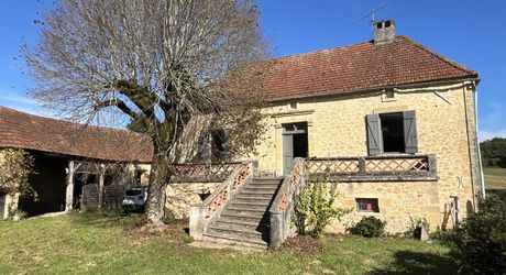 Proche de la rivière Dordogne, entre Sarlat et Souillac, bel ensemble sur deux hectares avec maison principale et grande grange.