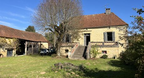 Proche de la rivière Dordogne, entre Sarlat et Souillac, bel ensemble sur deux hectares avec maison principale et grande grange.