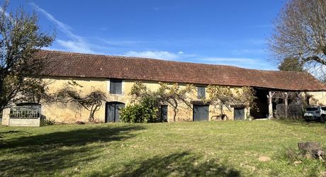 Proche de la rivière Dordogne, entre Sarlat et Souillac, bel ensemble sur deux hectares avec maison principale et grande grange.