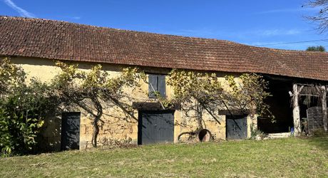 Proche de la rivière Dordogne, entre Sarlat et Souillac, bel ensemble sur deux hectares avec maison principale et grande grange.