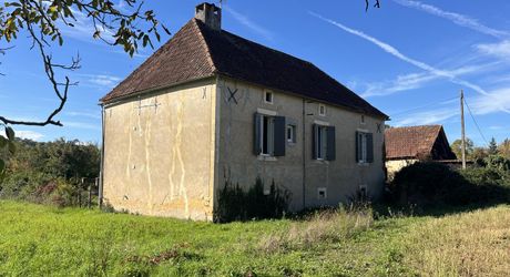 Proche de la rivière Dordogne, entre Sarlat et Souillac, bel ensemble sur deux hectares avec maison principale et grande grange.