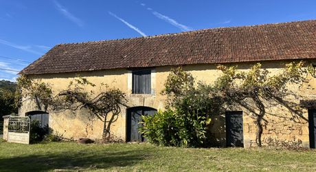 Proche de la rivière Dordogne, entre Sarlat et Souillac, bel ensemble sur deux hectares avec maison principale et grande grange.