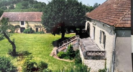 Proche de la rivière Dordogne, entre Sarlat et Souillac, bel ensemble sur deux hectares avec maison principale et grande grange.