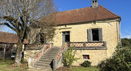 Proche de la rivière Dordogne, entre Sarlat et Souillac, bel ensemble sur deux hectares avec maison principale et grande grange.