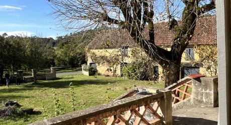 Proche de la rivière Dordogne, entre Sarlat et Souillac, bel ensemble sur deux hectares avec maison principale et grande grange.