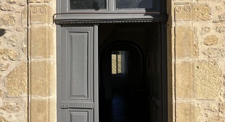 Proche de la rivière Dordogne, entre Sarlat et Souillac, bel ensemble sur deux hectares avec maison principale et grande grange.