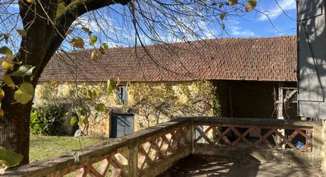 Proche de la rivière Dordogne, entre Sarlat et Souillac, bel ensemble sur deux hectares avec maison principale et grande grange.