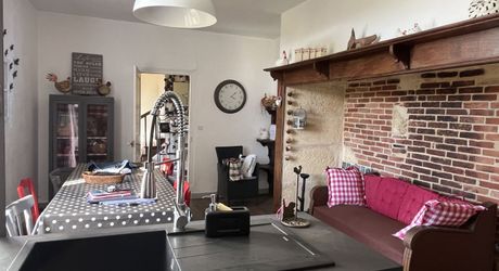 Proche de la rivière Dordogne, entre Sarlat et Souillac, bel ensemble sur deux hectares avec maison principale et grande grange.