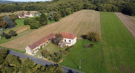 Proche de la rivière Dordogne, entre Sarlat et Souillac, bel ensemble sur deux hectares avec maison principale et grande grange.