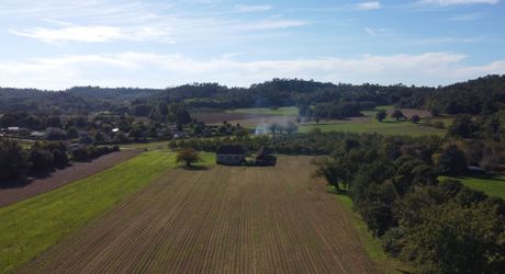 Proche de la rivière Dordogne, entre Sarlat et Souillac, bel ensemble sur deux hectares avec maison principale et grande grange.