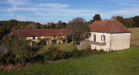 Proche de la rivière Dordogne, entre Sarlat et Souillac, bel ensemble sur deux hectares avec maison principale et grande grange.