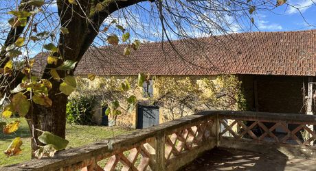 Proche de la rivière Dordogne, entre Sarlat et Souillac, bel ensemble sur deux hectares avec maison principale et grande grange.