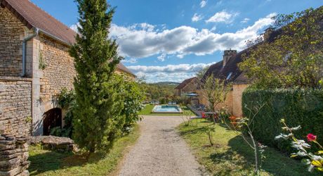 En plein coeur du Périgord Noir, entre Sarlat et Montignac-Lascaux, propriété entièrement restaurée avec grande maison d'habitation et grand gîte avec 4  chambres. Belle rénovation. Piscine. Terrain d'environ 1500 m².