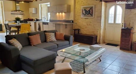 En plein coeur du Périgord Noir, entre Sarlat et Montignac-Lascaux, propriété entièrement restaurée avec grande maison d'habitation et grand gîte avec 4  chambres. Belle rénovation. Piscine. Terrain d'environ 1500 m².