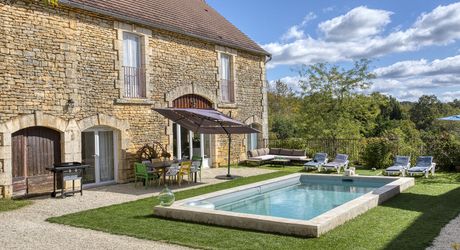 En plein coeur du Périgord Noir, entre Sarlat et Montignac-Lascaux, propriété entièrement restaurée avec grande maison d'habitation et grand gîte avec 4  chambres. Belle rénovation. Piscine. Terrain d'environ 1500 m².